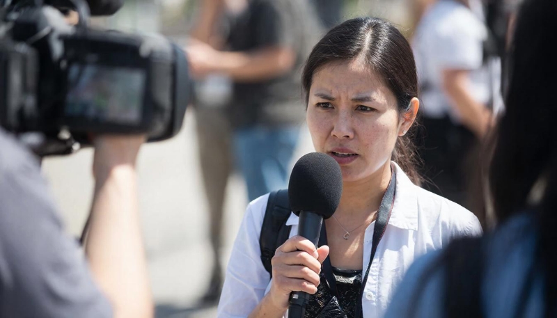 Фото девушки ведущей репортаж с места событий к статье Искусственный интеллект в медиа: критерии объективного освещения и манипулятивного воздействия